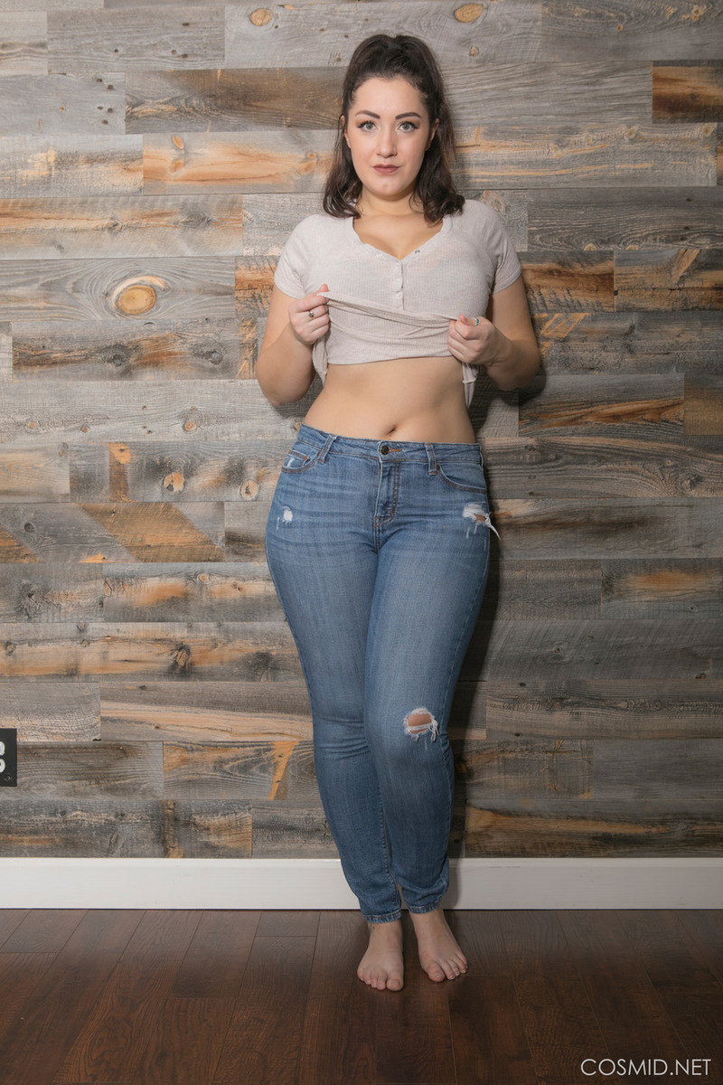 Lexi Lloyd Uncovers Big Natural Tits - 4