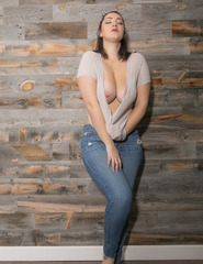 Lexi Lloyd Uncovers Big Natural Tits - 6
